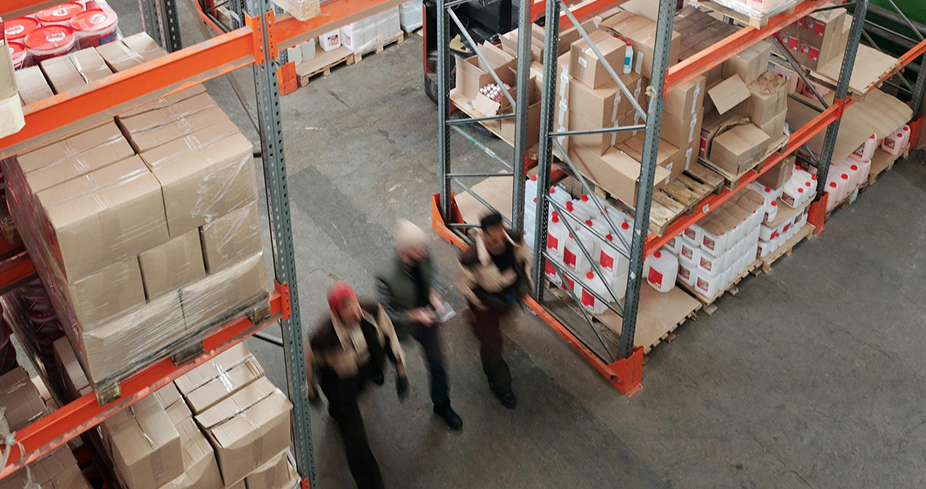 Medewerkers in magazijn met dozen Oogbites